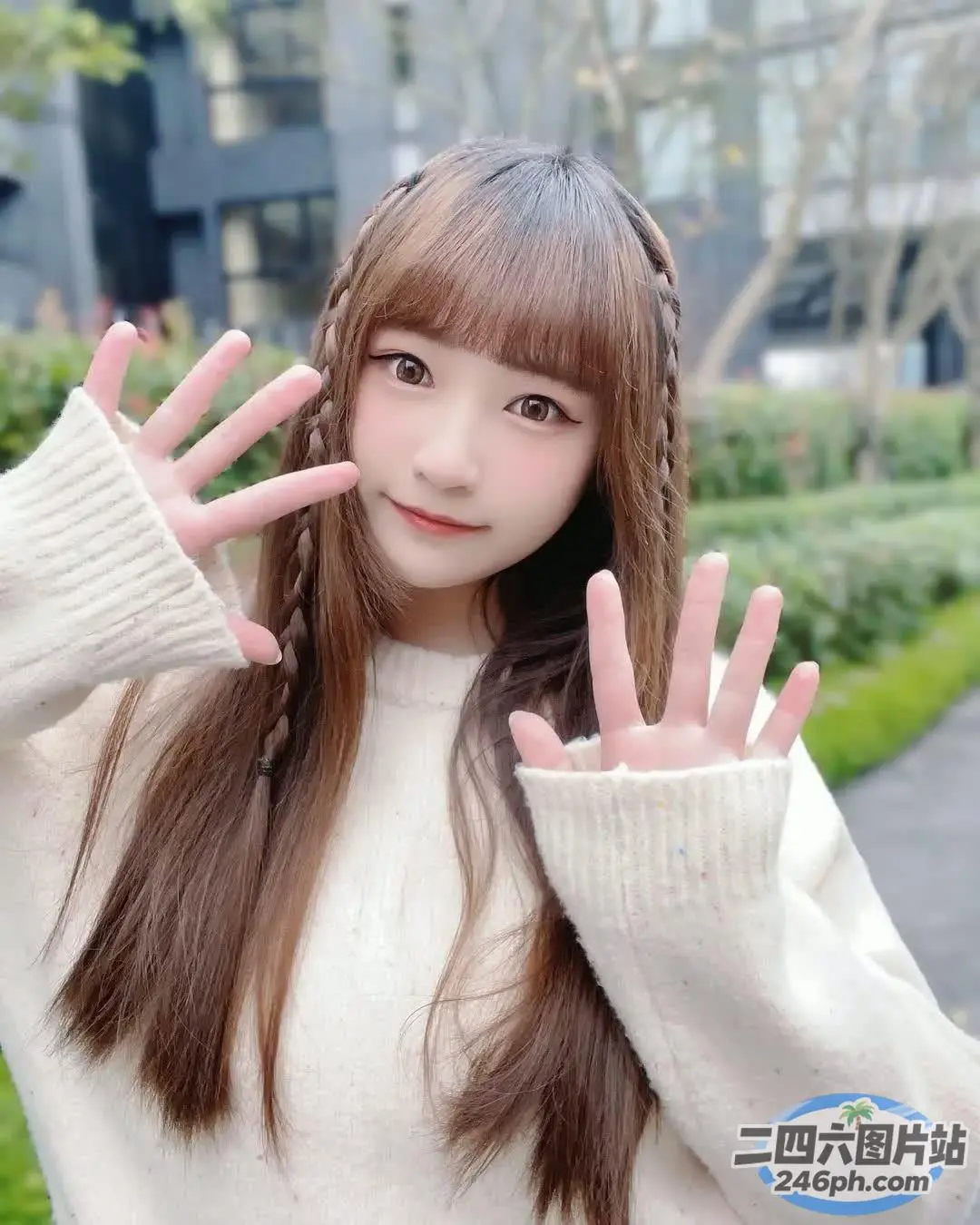 长发和辫子的 arafed 亚洲女孩在做和平手势