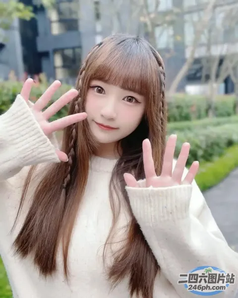 长发和辫子的 arafed 亚洲女孩在做和平手势
