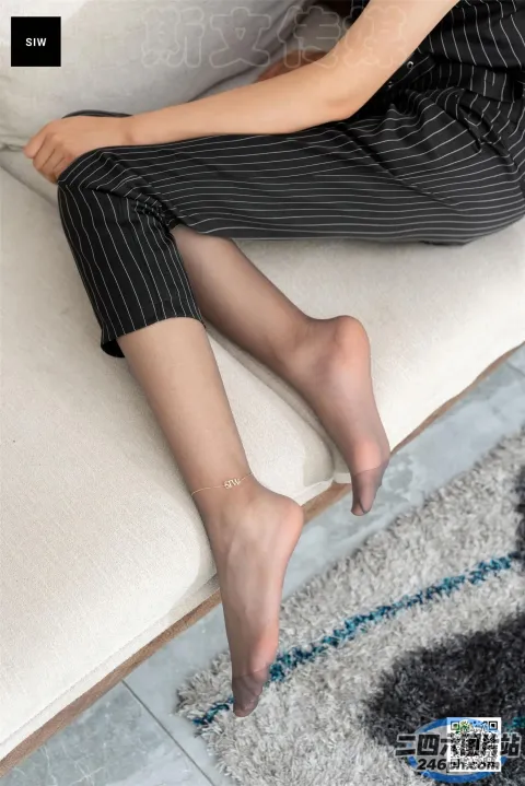 阿拉菲坐在沙发上，双腿交叉
