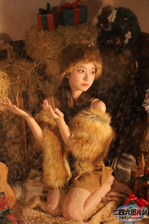 有一个女人和一只泰迪熊坐在床上