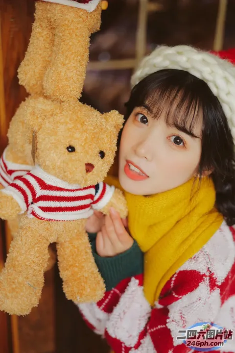 阿拉菲女孩 拿着泰迪熊，戴着围巾和帽子