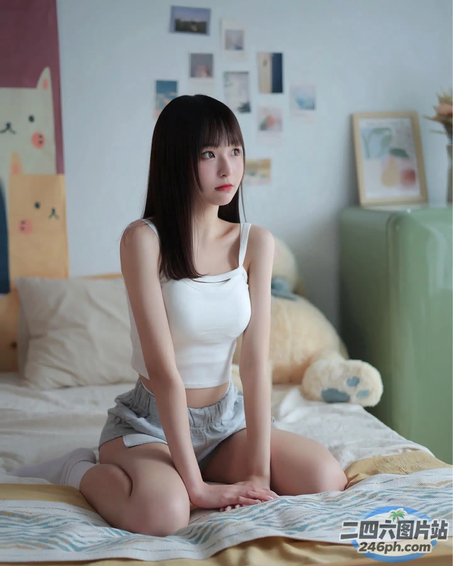 阿拉伯裔亚洲女子 穿着白色背心坐在床上
