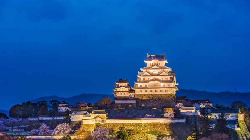 城堡的 Arafed 景观，顶部有一座钟楼