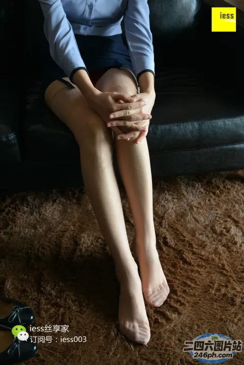 有一个女人坐在沙发上，双腿交叉