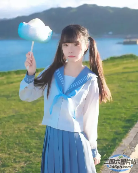 身穿蓝白连衣裙的 arafed 亚洲女孩，手里拿着棉花糖