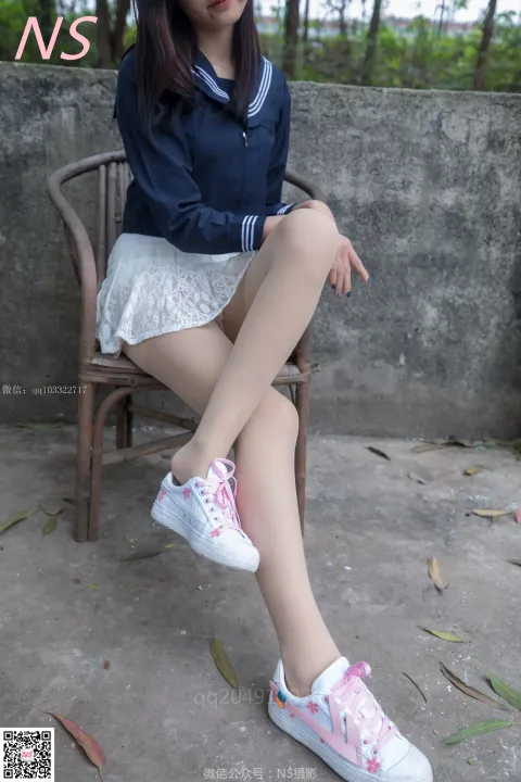阿拉法德女人坐在椅子上，双腿交叉