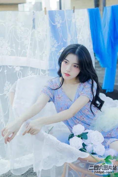 有个女人坐在椅子上，手里拿着一只泰迪熊