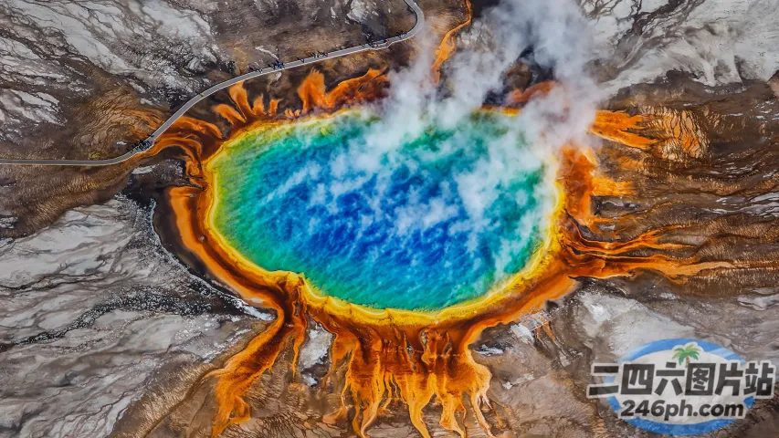 蓝天火山口中的阿拉菲色水