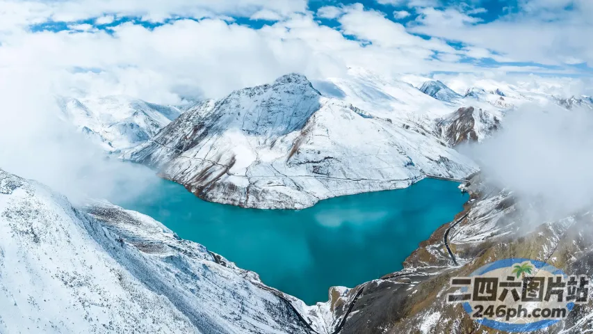 山脉中央湖泊的 Arafed 景观