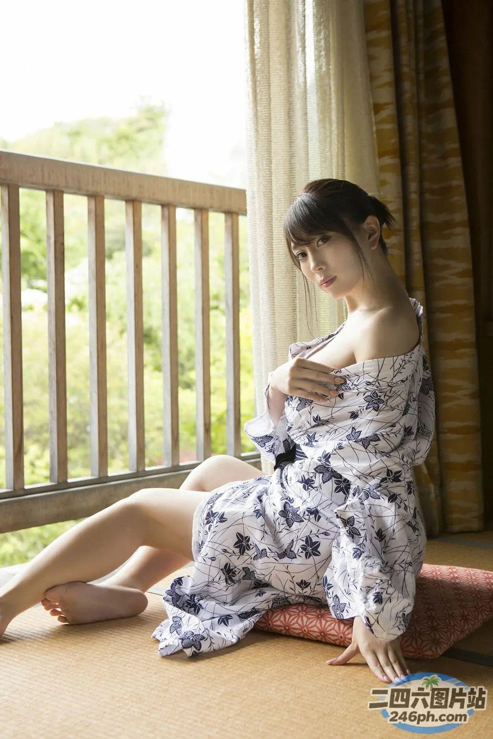 身穿白色连衣裙的阿拉伯女，坐在床上，手里拿着一杯酒