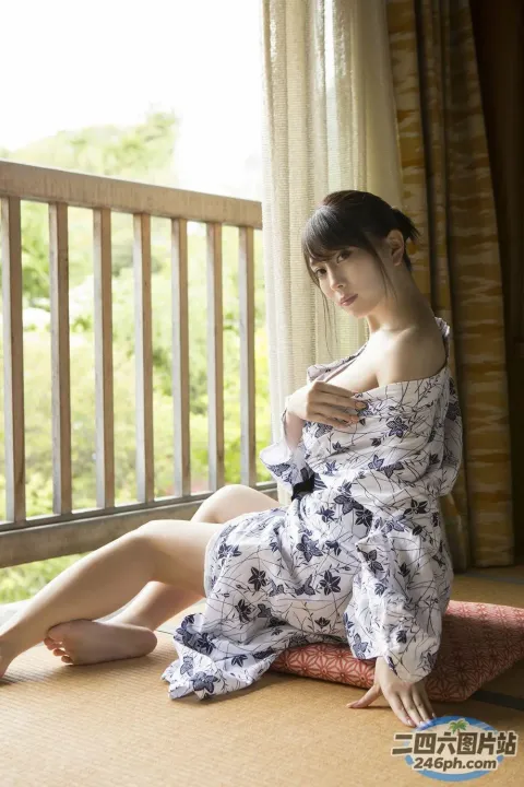 身穿白色连衣裙的阿拉伯女，坐在床上，手里拿着一杯酒