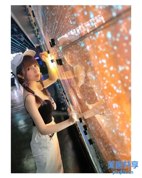 有个女人站在灯饰前
