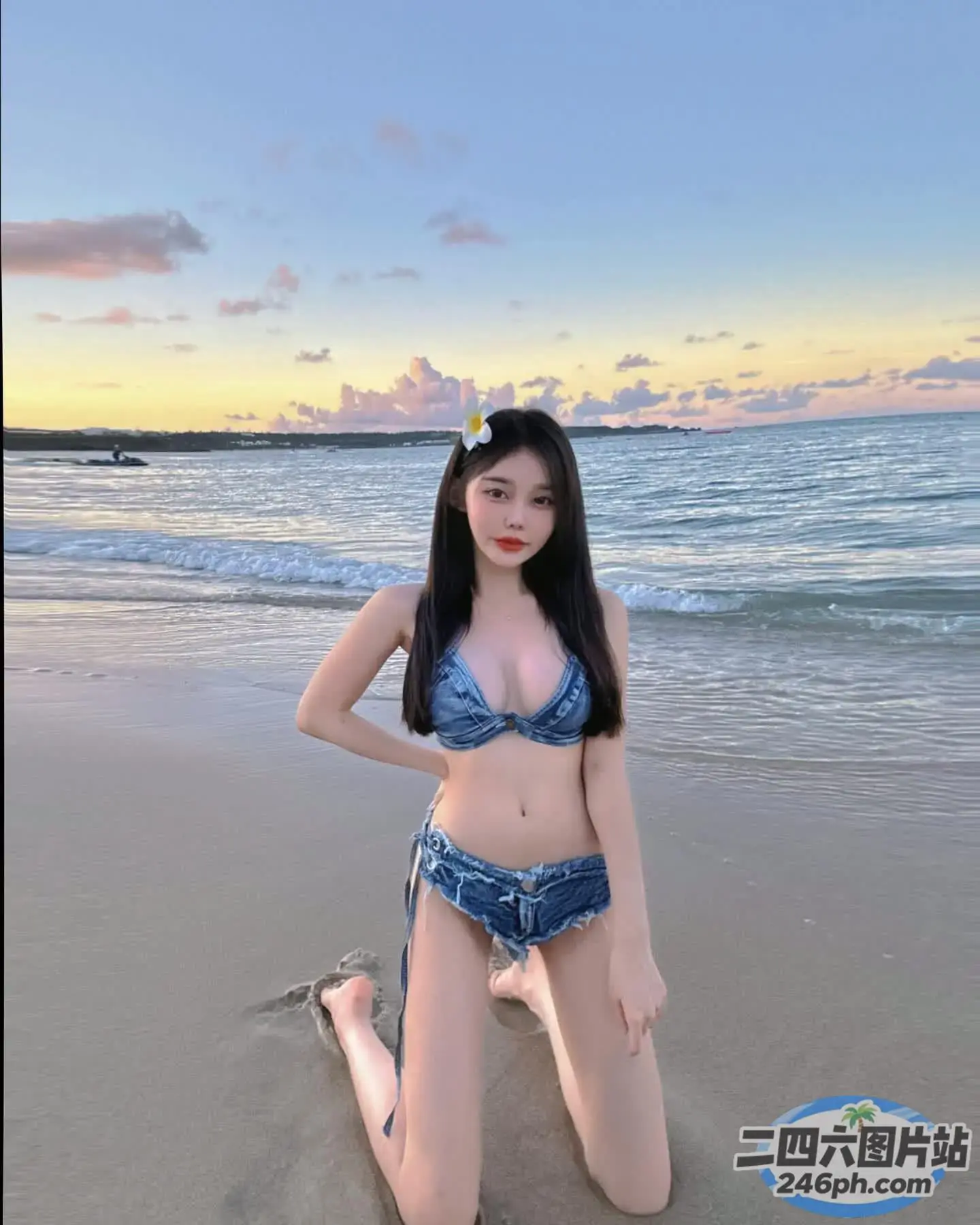 海滩上穿着比基尼的女人的特写