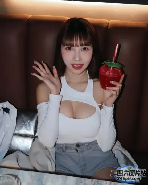Araffe 亚洲女性 白上衣 手里拿着草莓饮料