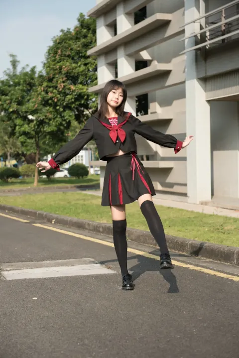 There is a woman in an school uniform is the dance on the street （有个穿着校服的女人在街上跳舞）