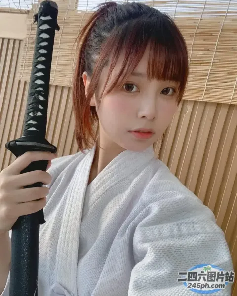 身穿和服的亚洲女子手持剑