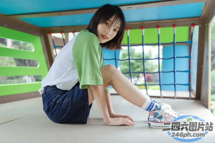 阿拉菲女孩坐在地上，双脚放在盒子上