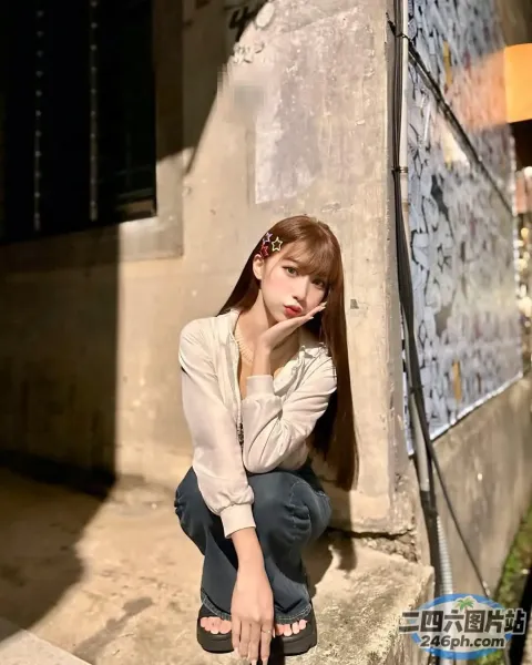 有一个女人坐在窗台上，手放在下巴上