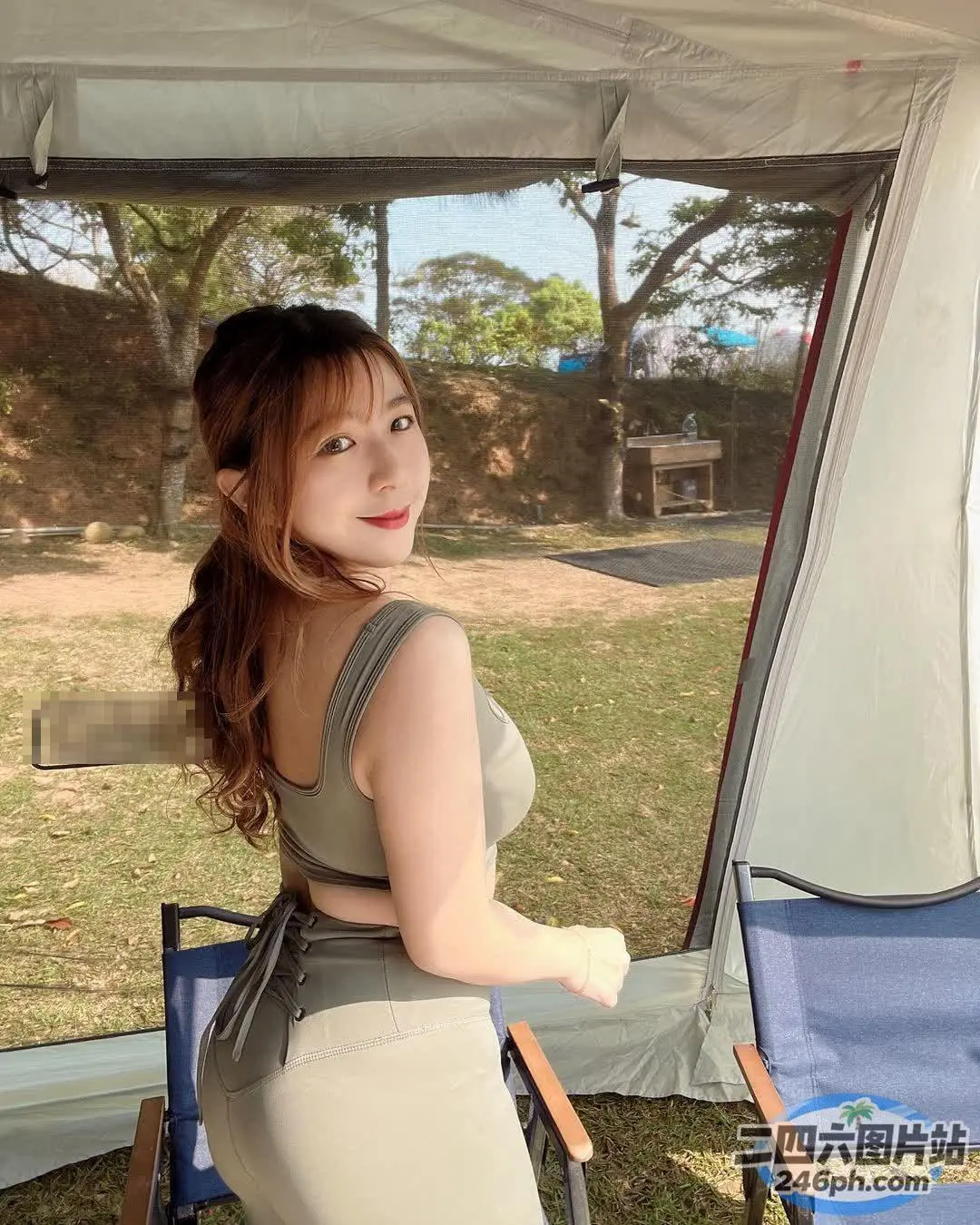 一个穿着裙子的女人站在帐篷前的特写