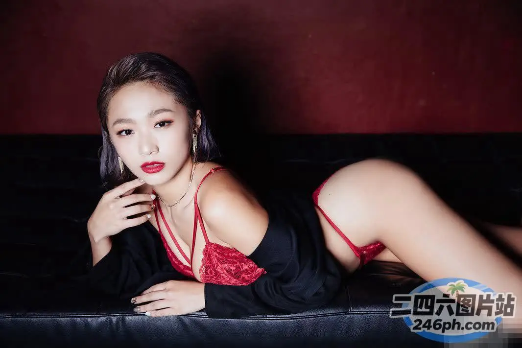 躺在沙发上的黑裙子的 araffe 女人