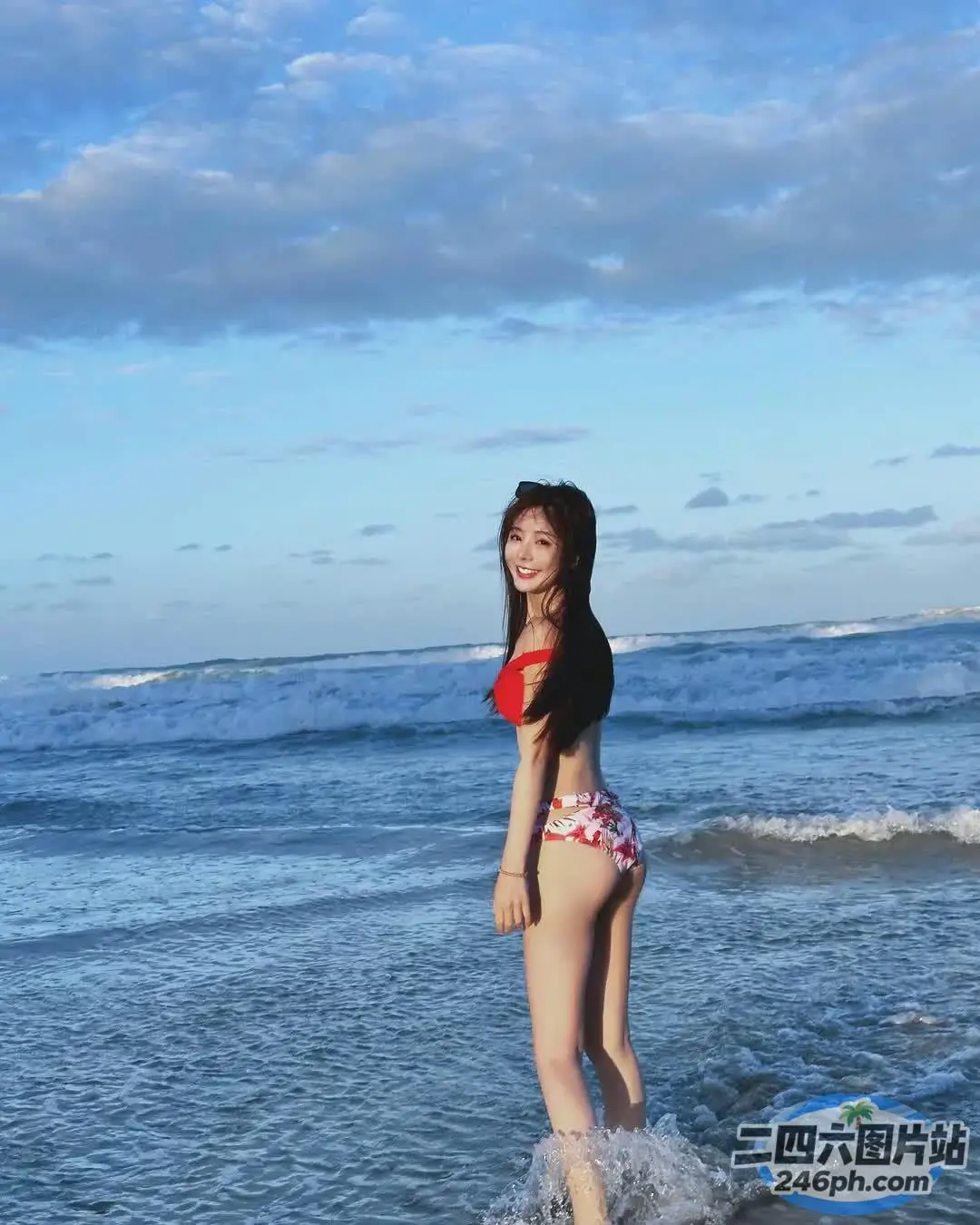 水中站着一个穿着比基尼的女人
