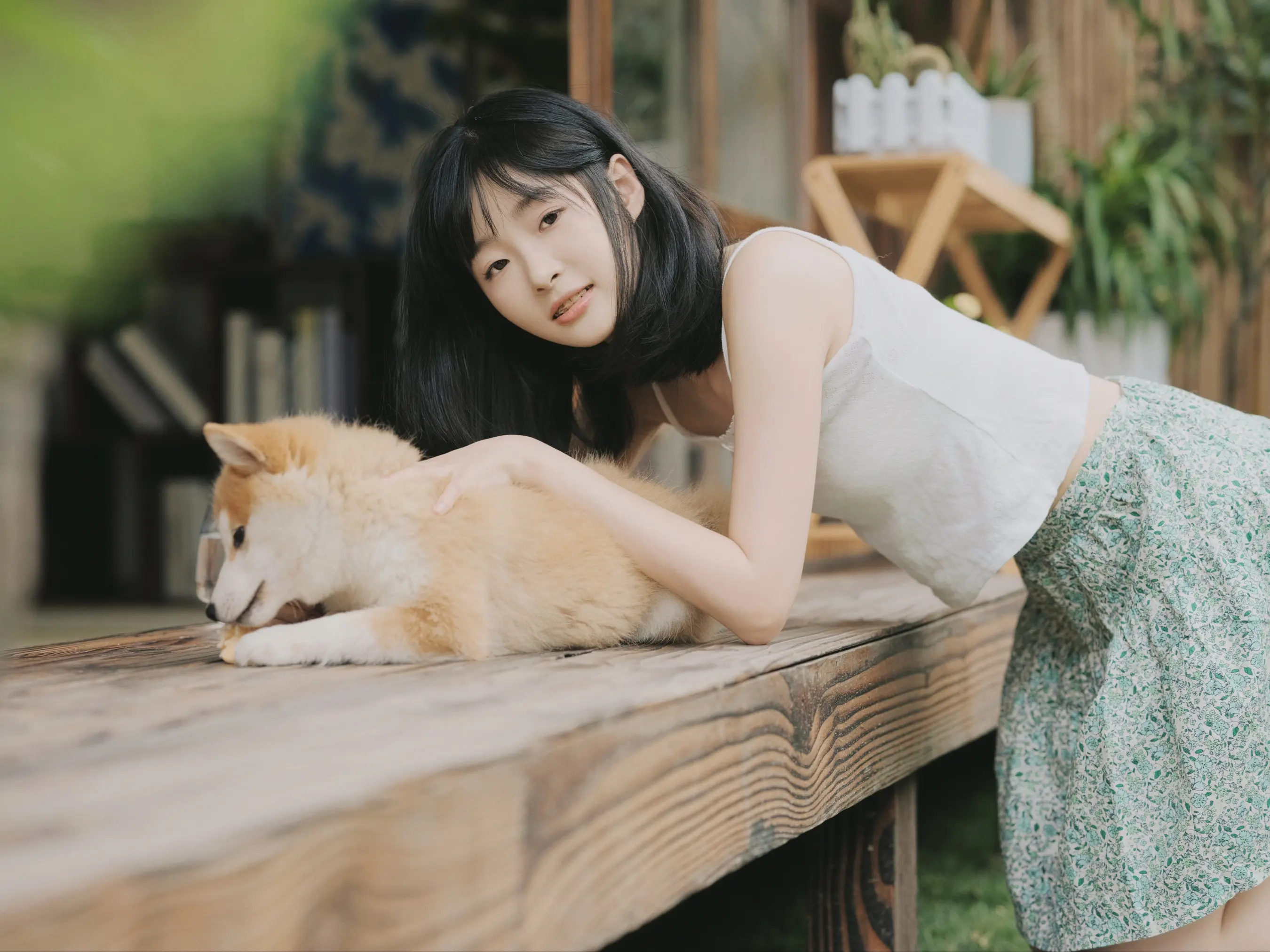 桌上有个女人在抚摸狗