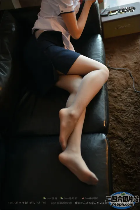 阿拉菲女人坐在沙发上，手里拿着遥控器
