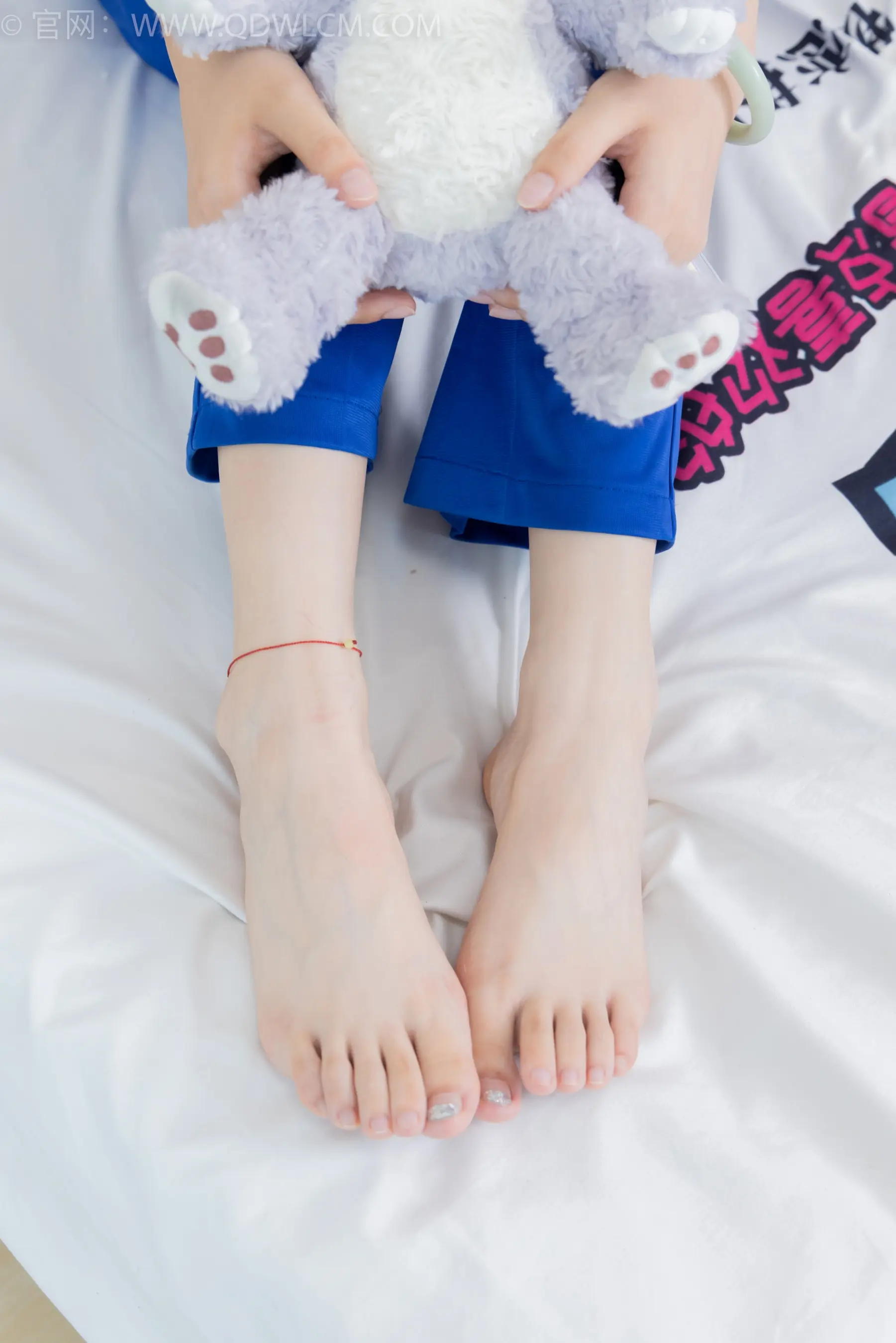有人在床上手里拿着毛绒玩具
