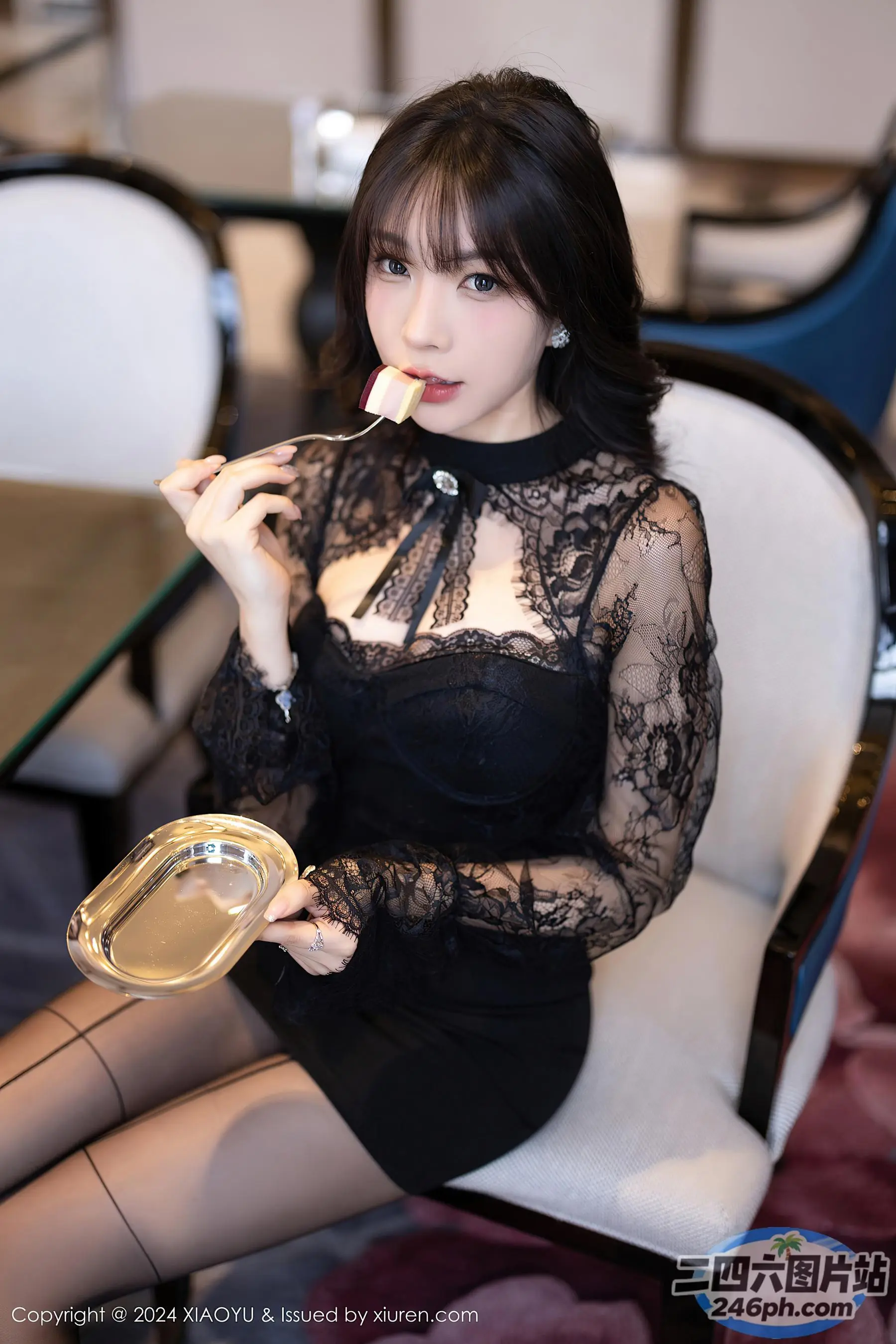 一个女人坐在椅子上吃东西的特写