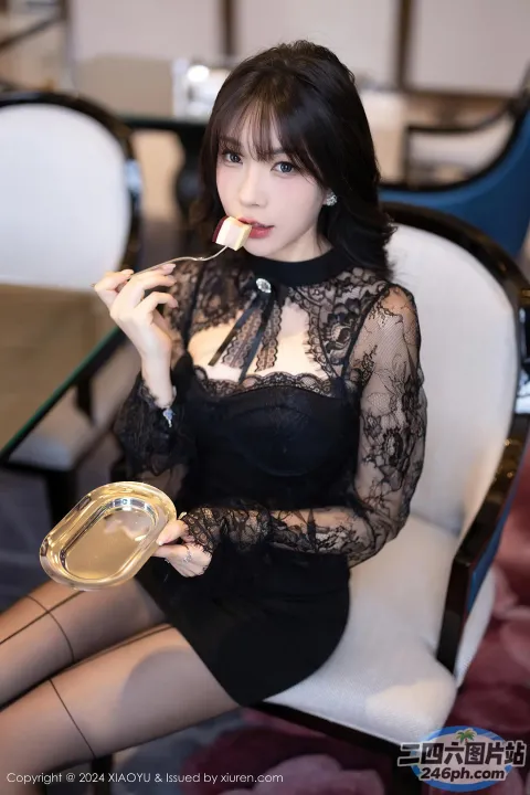 一个女人坐在椅子上吃东西的特写