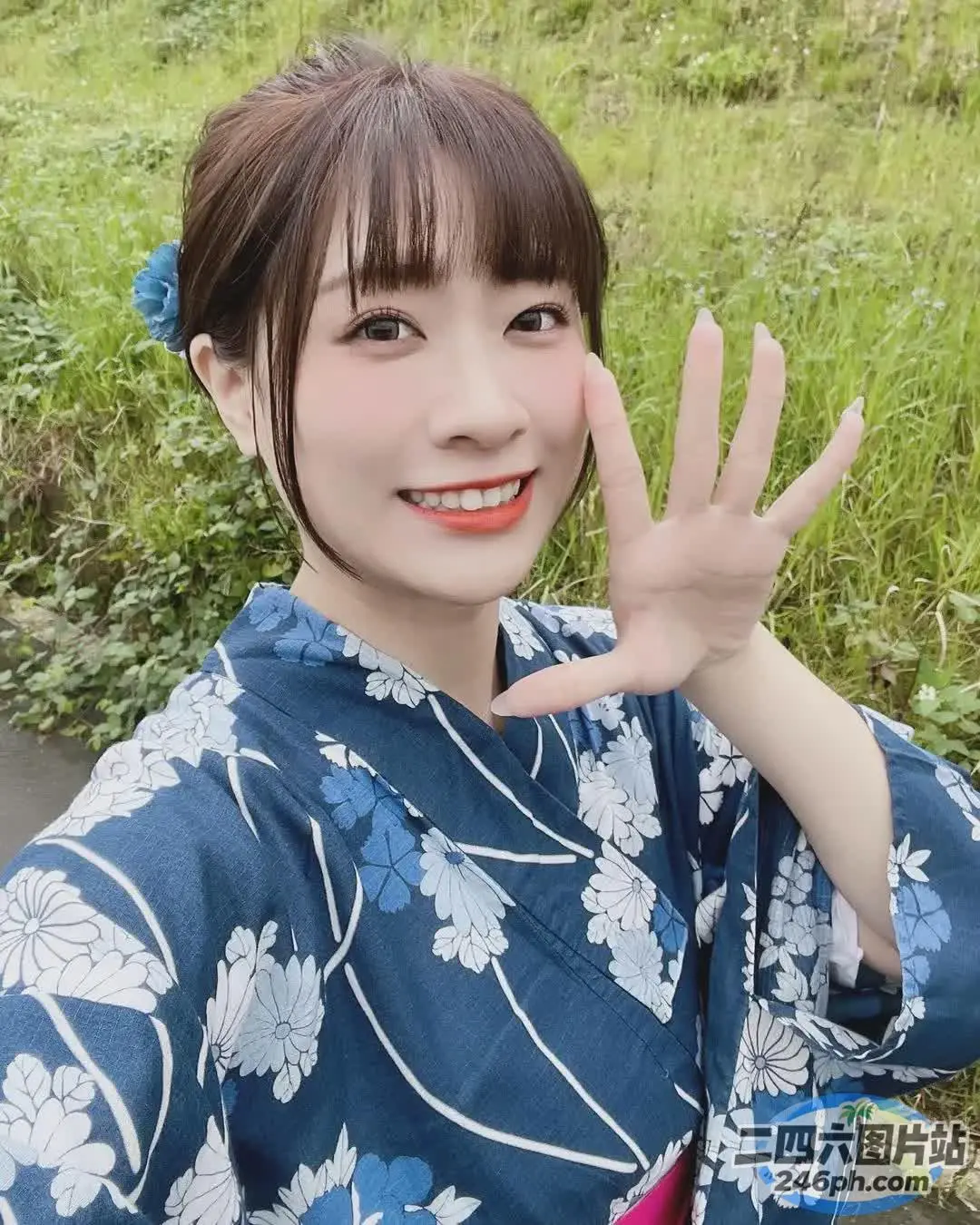 身穿蓝色和服的 arafed 亚洲女子合影