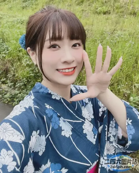 身穿蓝色和服的 arafed 亚洲女子合影