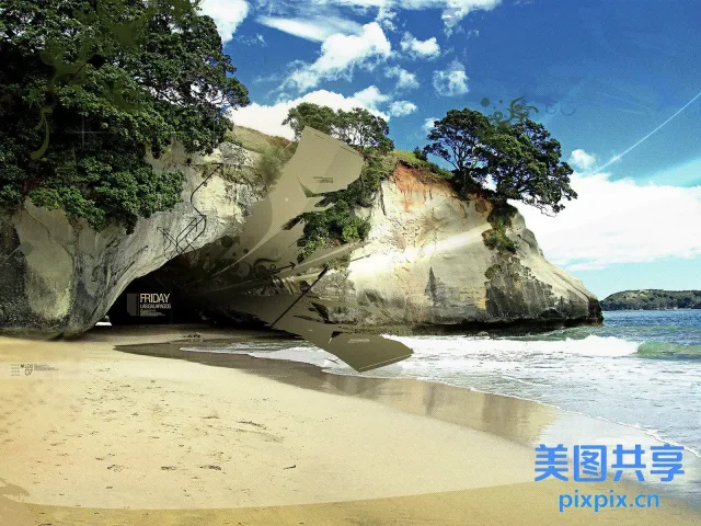 有一艘船坐在靠近水边的沙滩上