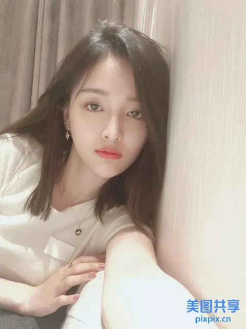 有一个女人靠在墙上