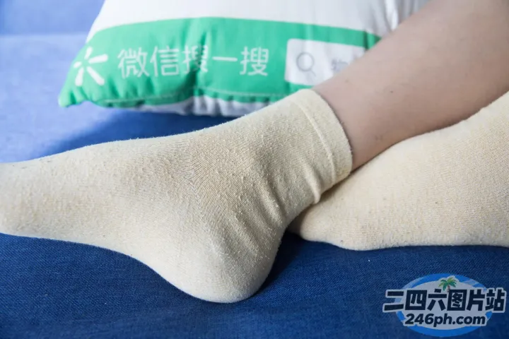 有人躺在床上，手里拿着枕头和枕头