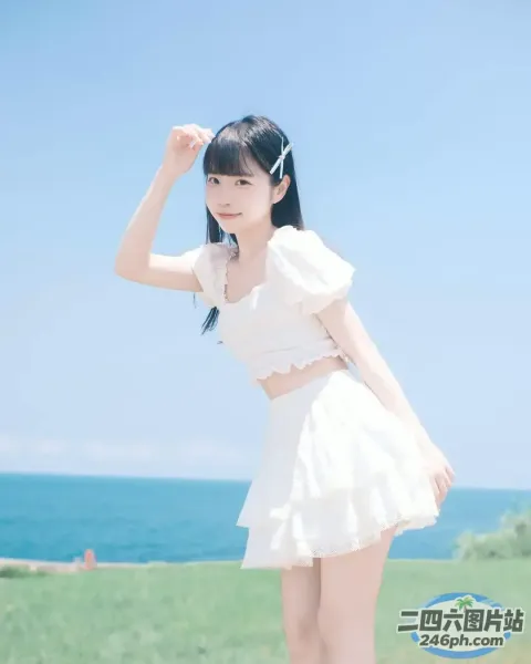 站在草地上的白裙 Araffe 女孩