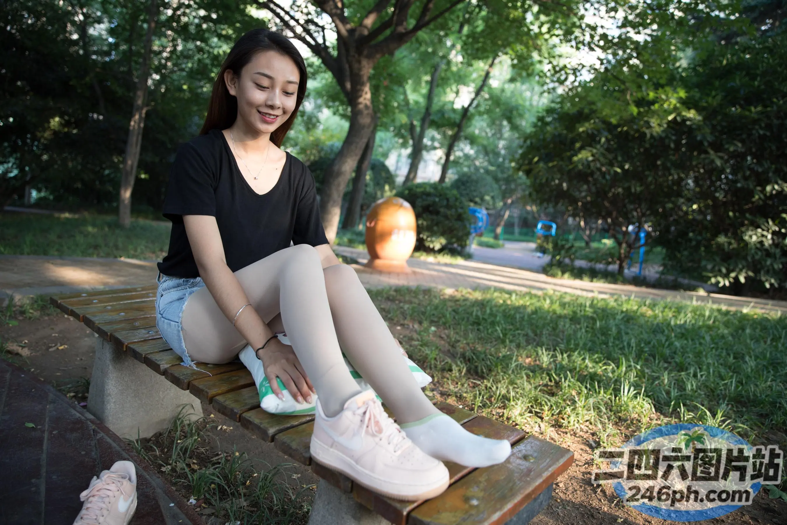 有一个女人穿着鞋子坐在长凳上