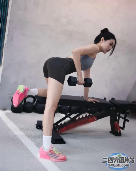 歌词大意： 有一个女人在长凳上做某事