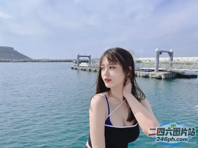 一名身穿黑色比基尼上衣的女子站在船上