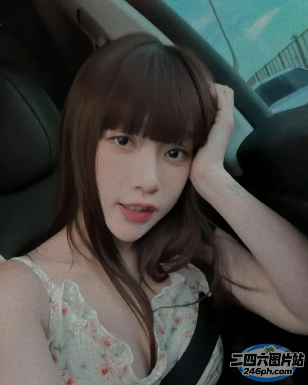 阿拉夫德女人坐在车里，双手抱着头