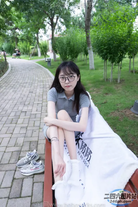 阿拉夫德女人坐在公园的长椅上，双腿交叉