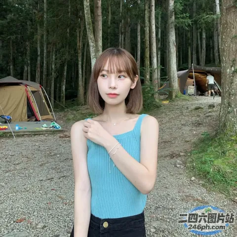 树林里站着一个穿着蓝色上衣的女人