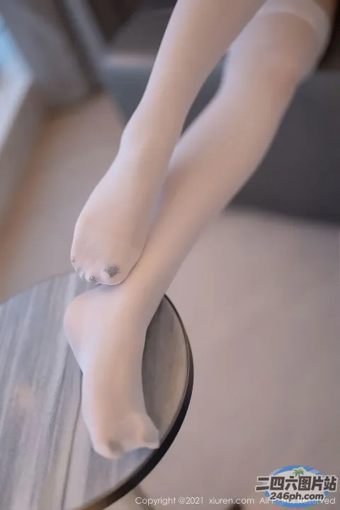 一只人体模型脚在桌子上的特写