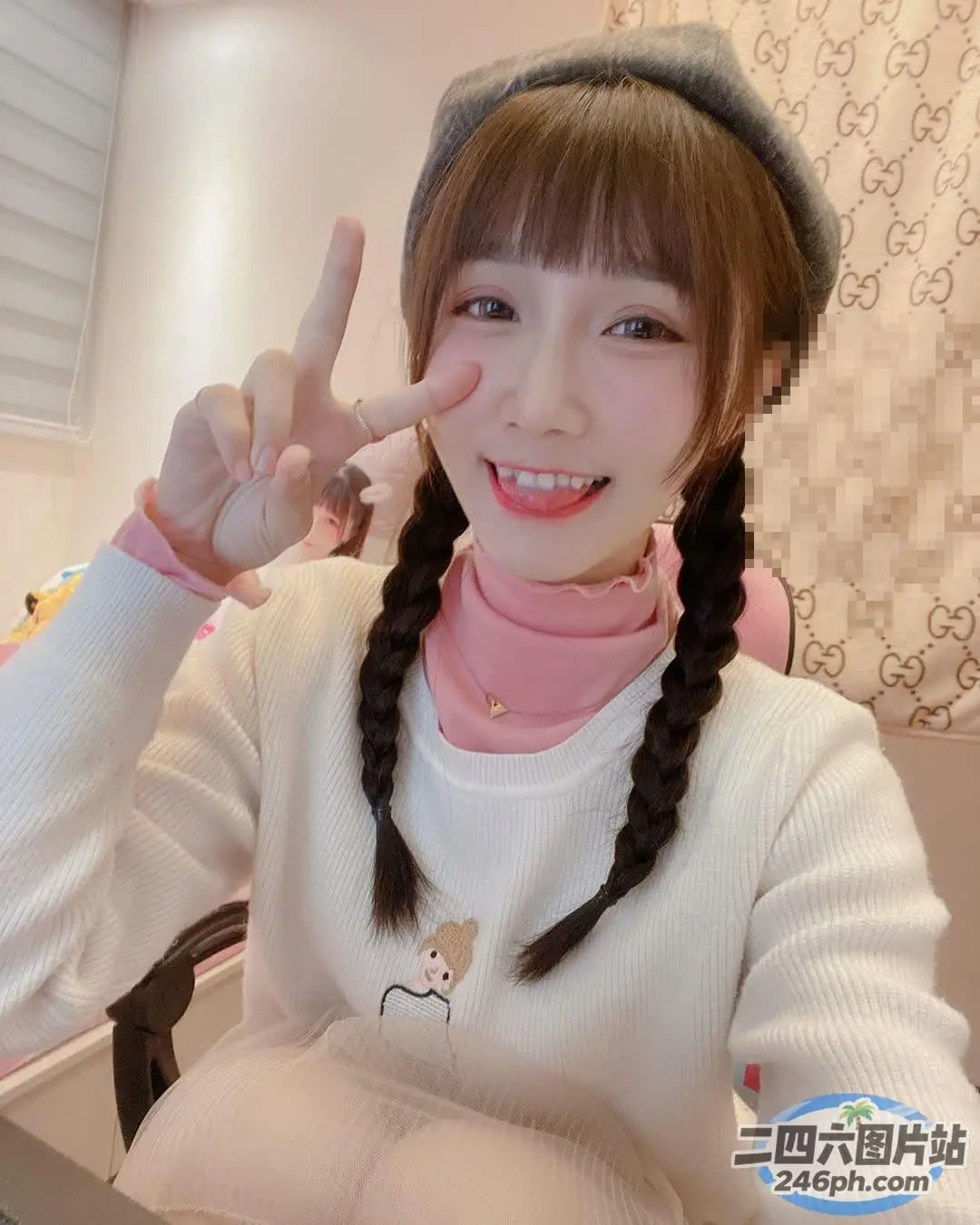 戴着帽子和毛衣的 araffe 女孩正在做一个和平的手势