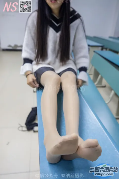 坐在房间长凳上的 arafed 女人体模型