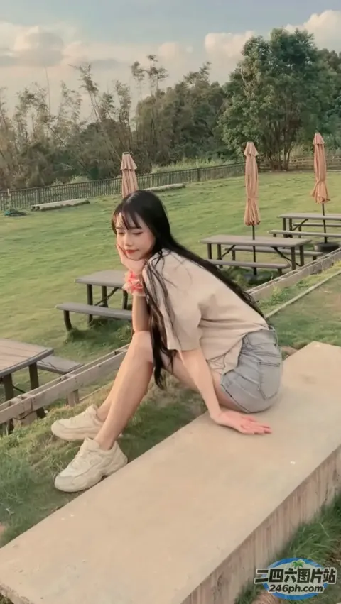 公园里的长椅上坐着一个女人