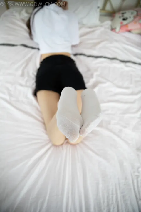有个女人躺在床上，双脚抬起