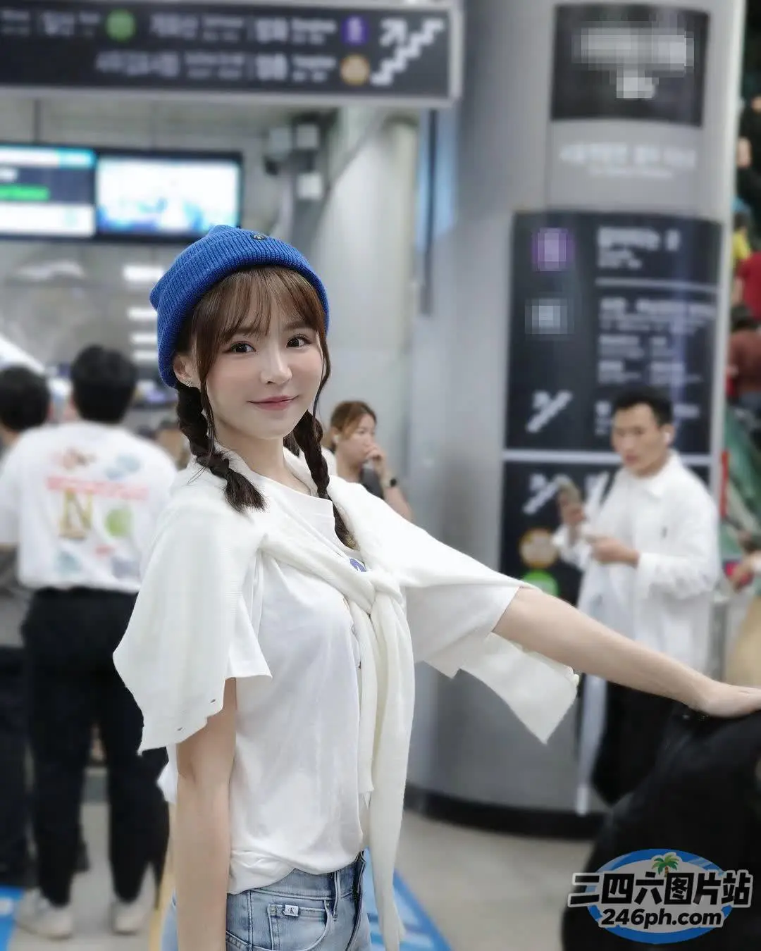 身穿白衬衫、戴蓝色帽子的阿拉伯女郎站在机场
