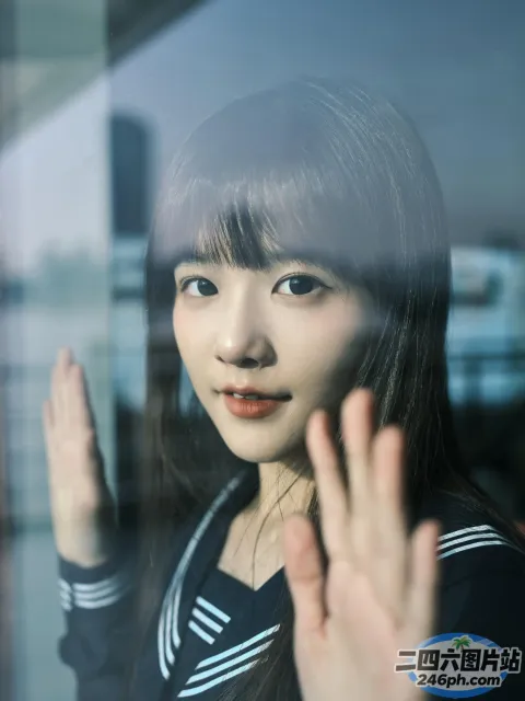 歌词大意： 有一个女人正在向窗外看