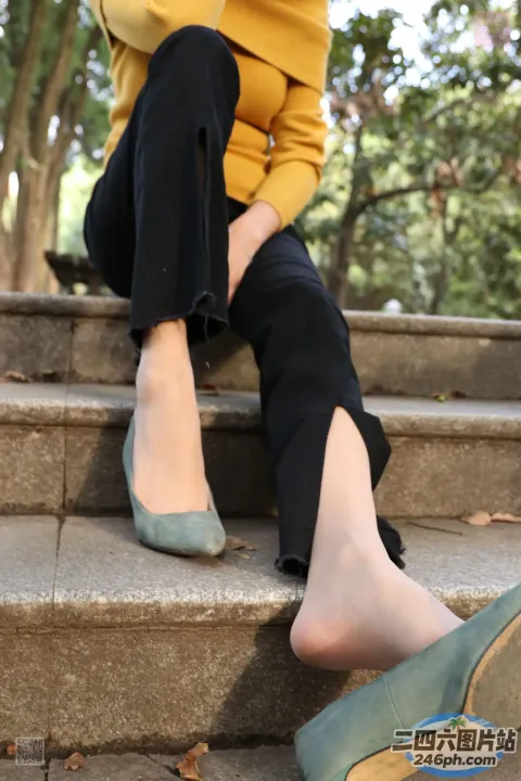 阿拉菲坐在石阶上，双脚抬起